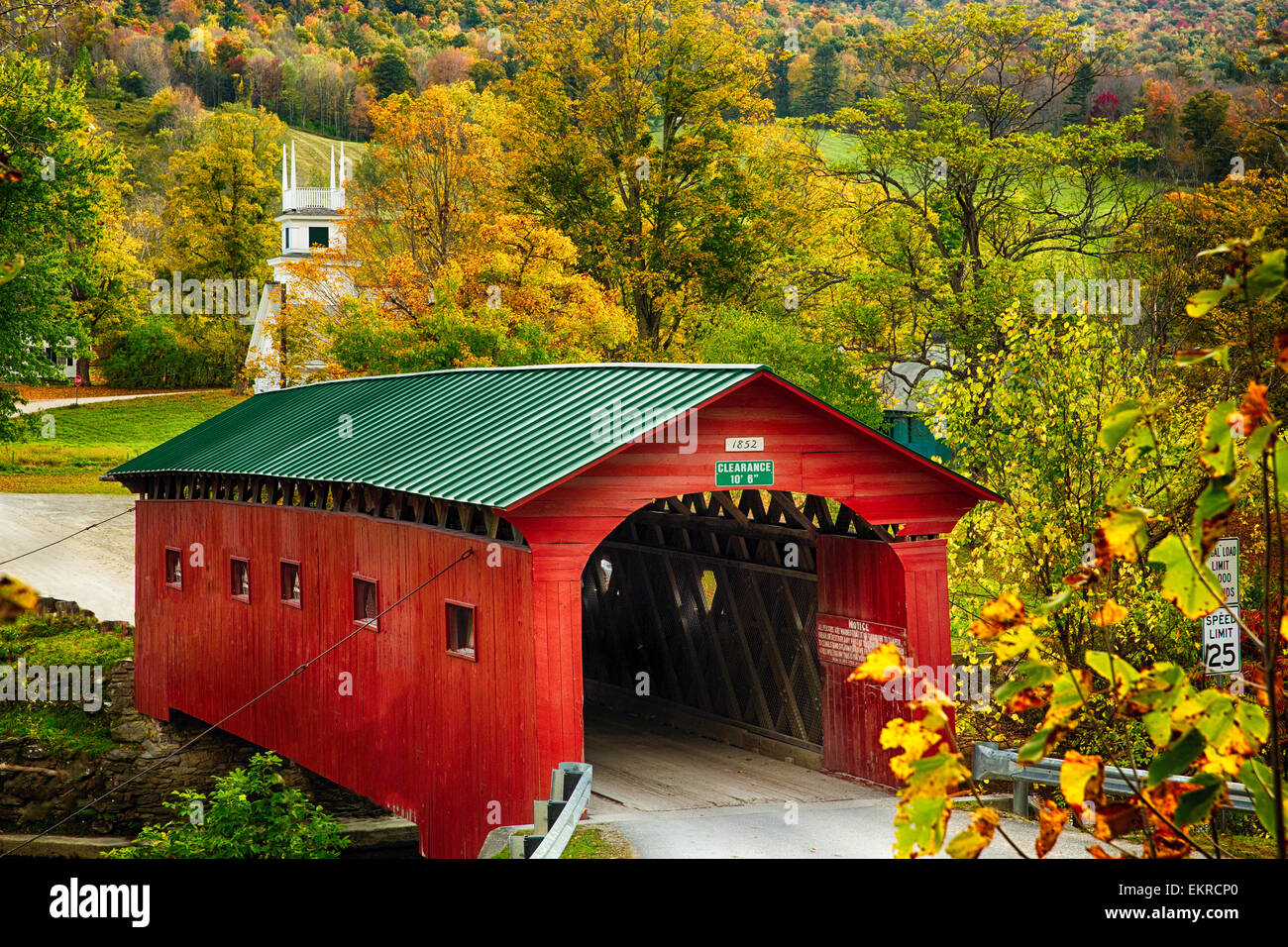 High Angle View of eine überdachte Brücke mit einem Kirchturm im Hintergrund, West Arlington, Grafton County, Vermont Stockfoto