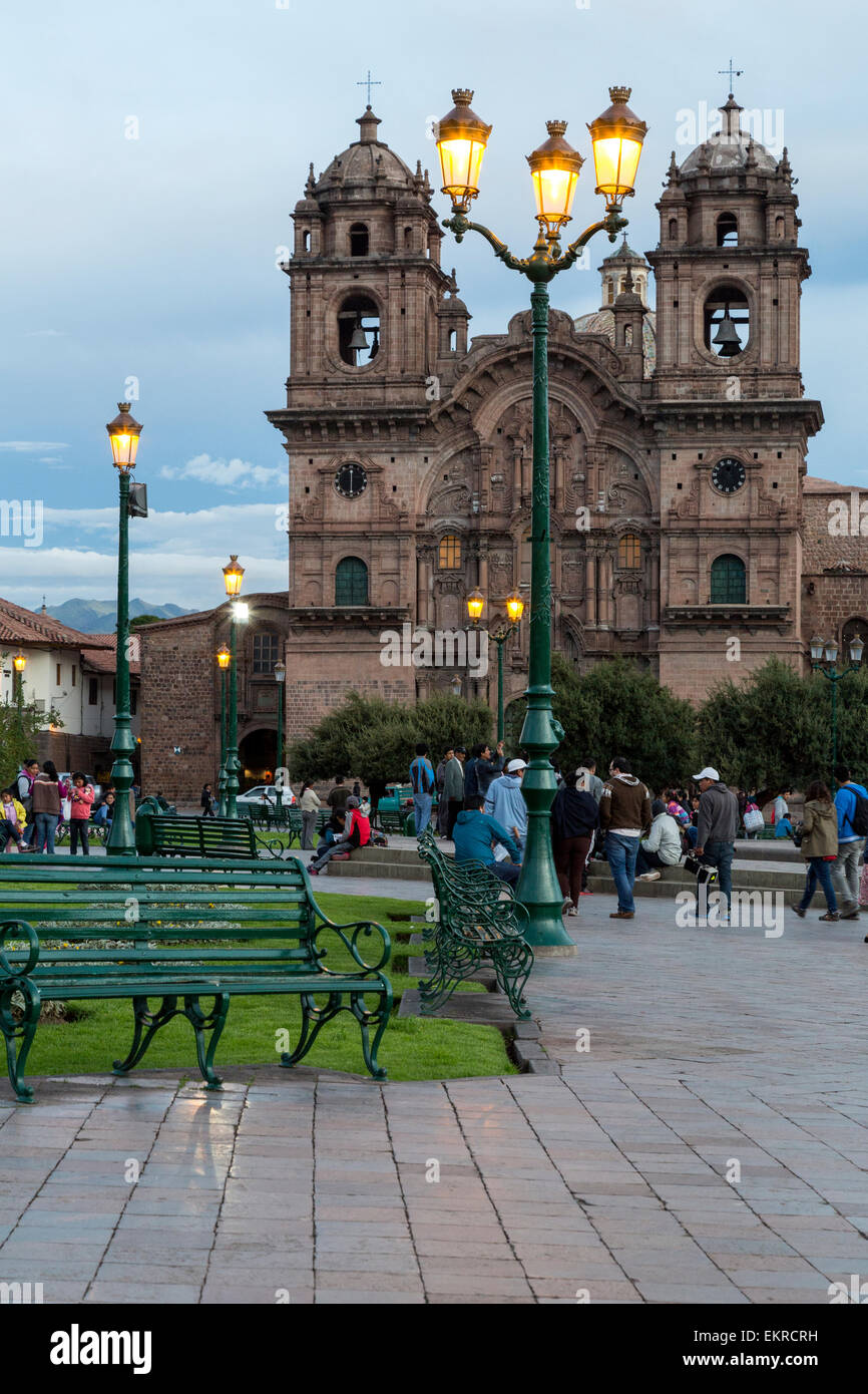 Peru, Cusco.  Kirche von La Compania, 17.. Jahrhundert Jesuiten-Kirche, mit Blick auf die Plaza de Armas, am frühen Abend. Stockfoto