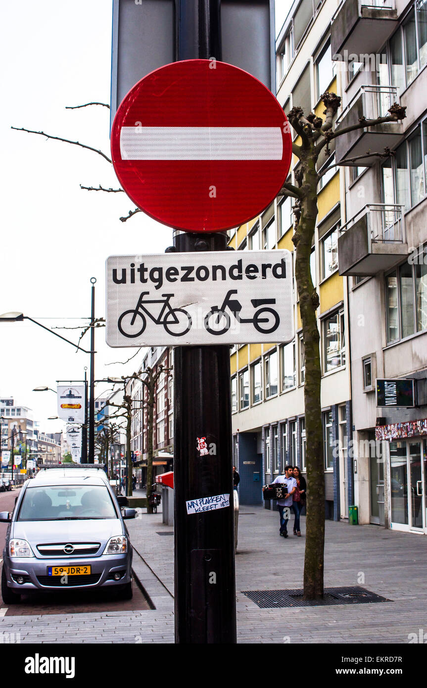 Ein Fahrrad und Scooter Zone in Rotterdam, Niederlande. Stockfoto