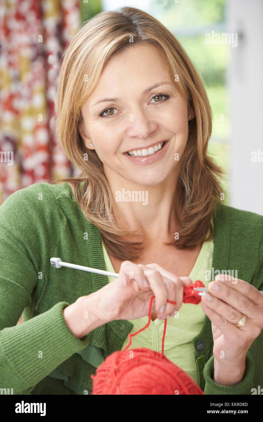 Porträt der Frau stricken Kleidungsstück zu Hause genießen Stockfoto