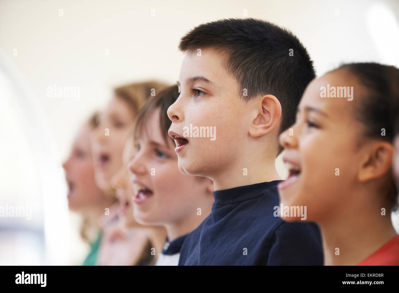 Gruppe von Schülerinnen und Schüler gemeinsam im Chor singen Stockfoto