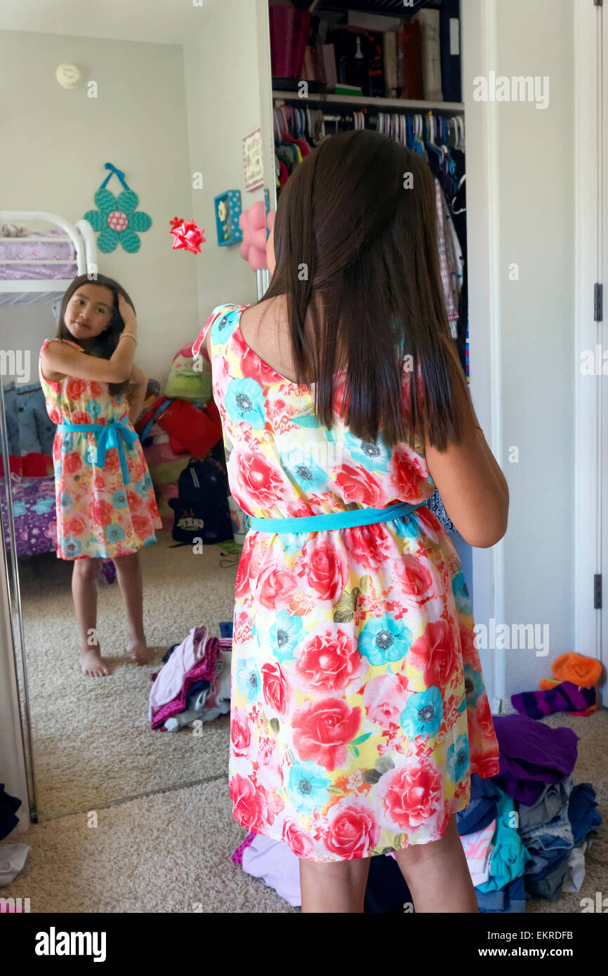 Junges Mädchen Kleidung in ihrem Zimmer zu Hause anprobieren Stockfoto