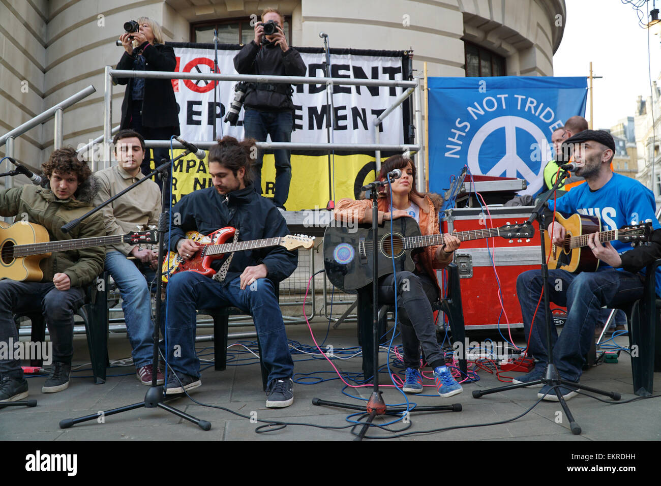 London, UK, 13. April 2015: vier-köpfige Band die Zefur Wölfe haben einen kurzen Satz bei der Anti-Trident-Demonstration in London am Abend des Montag, 13. April 2015. Foto: Credit: siehe Li/Alamy Live News Stockfoto