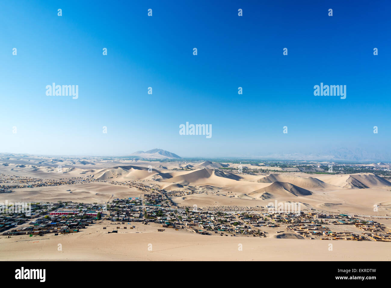 Slums der Stadt Ica, Peru in einer trockenen Wüste Stockfoto