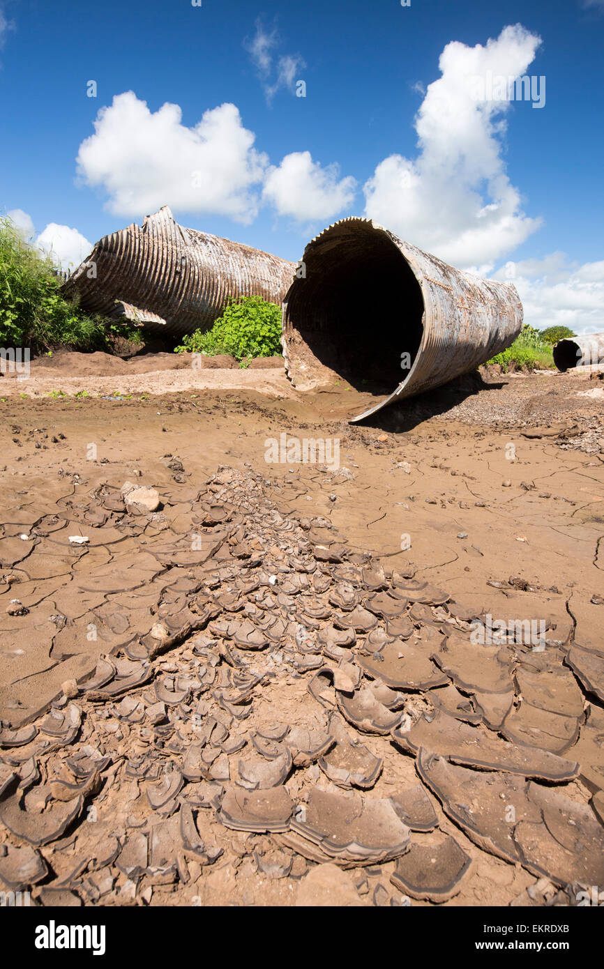 Mitte Januar 2015 ein Zeitraum von drei Tagen der übermäßige regen die kleinen armen afrikanischen Land Malawi beispiellose Überschwemmungen gebracht. Fast ein Viertel von 1 Million Menschen vertrieben, 64.000 Hektar Land verwüstet und mehrere hundert Menschen getötet. Diese Aufnahme zeigt ein Drainagerohr, die in der Nähe von Chikwawa weggespült wurde. Stockfoto Mitte Januar 2015 ein Zeitraum von drei Tagen der übermäßige regen die kleinen armen afrikanischen Land Malawi beispiellose Überschwemmungen gebracht. Fast ein Viertel von 1 Million Menschen vertrieben, 64.000 Hektar Land verwüstet und mehrere hundert Menschen getötet. Diese Aufnahme zeigt ein Drainagerohr, die in der Nähe von Chikwawa weggespült wurde. Stockfoto
