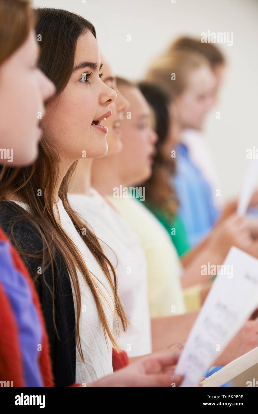 Große Gruppe von Kindern zusammen genießen Schauspiel-Workshop Stockfoto