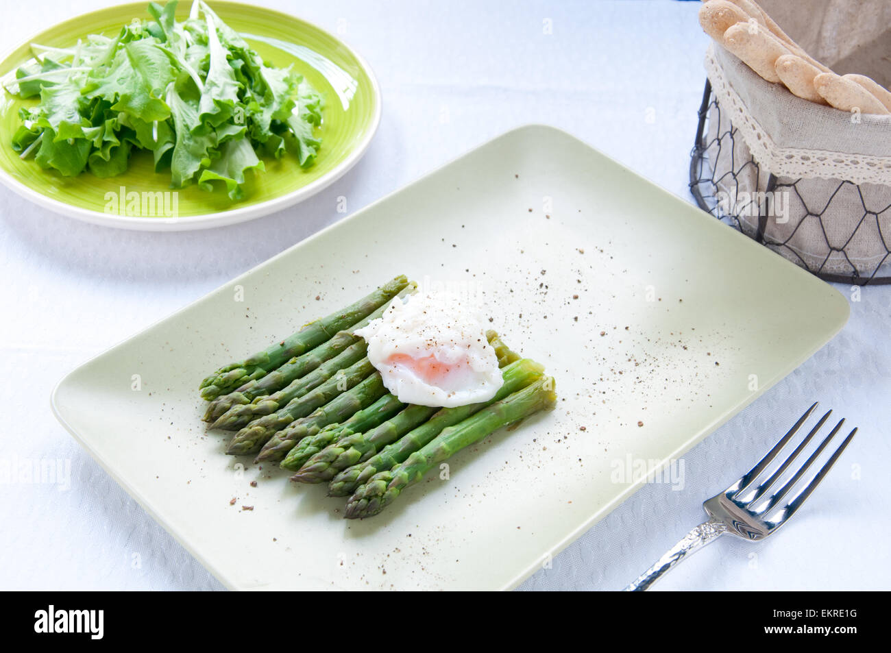 Frisch geschnittenen gekochten Grünspargel mit Spiegeleiern Stockfoto