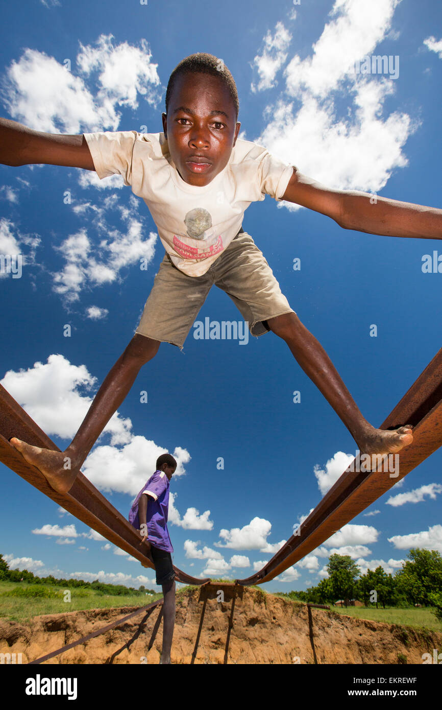 Mitte Januar 2015 ein Zeitraum von drei Tagen der übermäßige regen die kleinen armen afrikanischen Land Malawi beispiellose Überschwemmungen gebracht. Fast ein Viertel von 1 Million Menschen vertrieben, 64.000 Hektar Land verwüstet und mehrere hundert Menschen getötet. Diese Aufnahme zeigt eine Eisenbahnbrücke hinweggefegt, die Spuren in der Luft, in der Nähe von Bangula ausgesetzt. Stockfoto