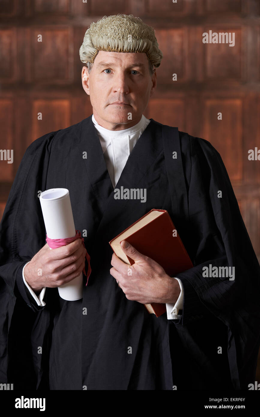 Porträt von männlichen Anwalt vor Gericht halten kurze und Buch Stockfoto