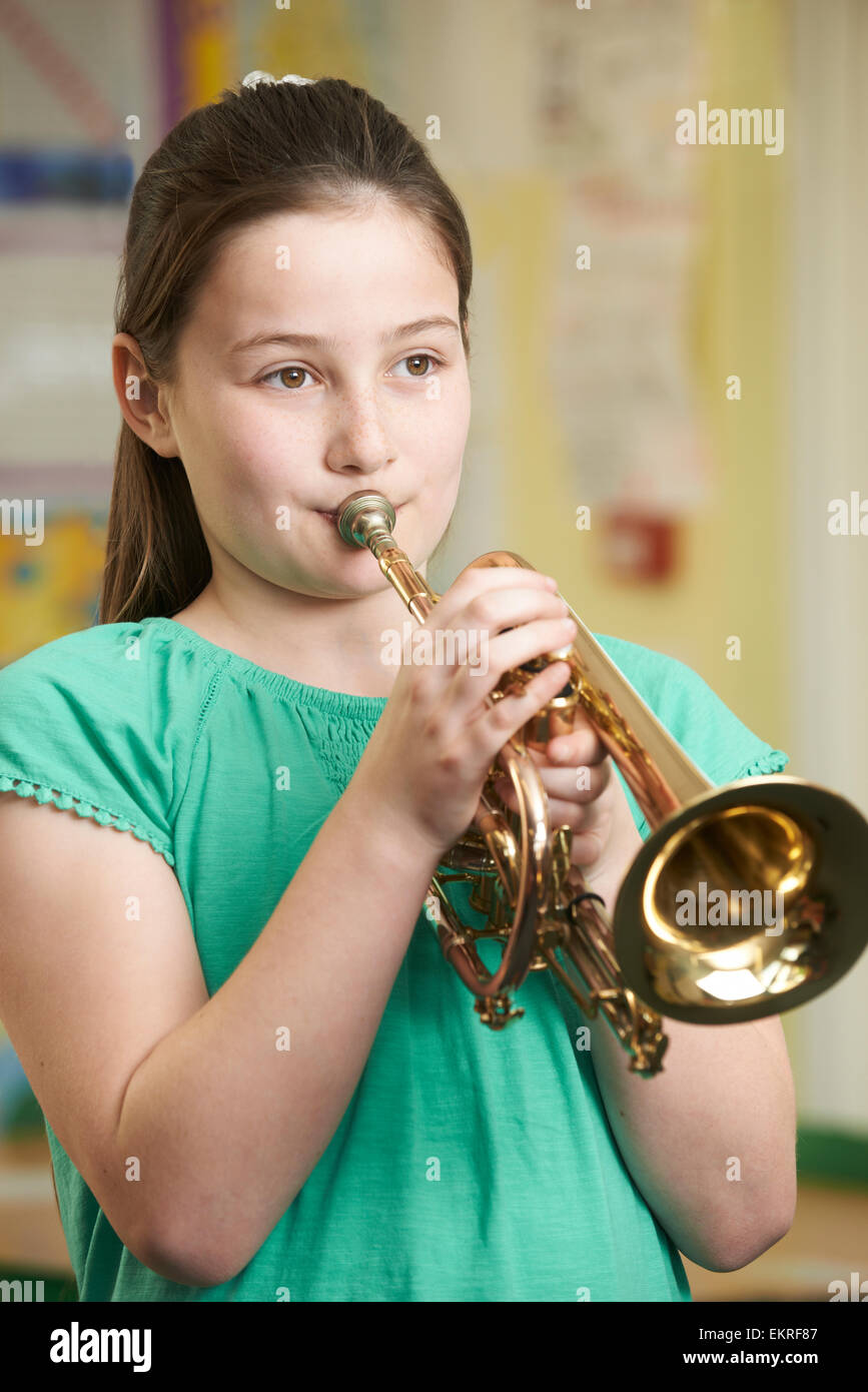 Trompete spielen -Fotos und -Bildmaterial in hoher Auflösung – Alamy