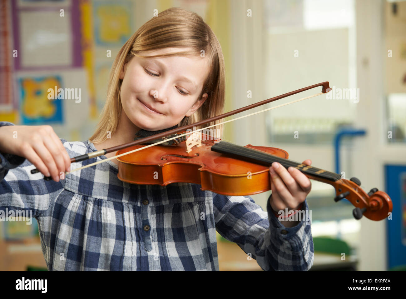 Mädchen lernen, Violine In Schulstunde Musik spielen Stockfoto