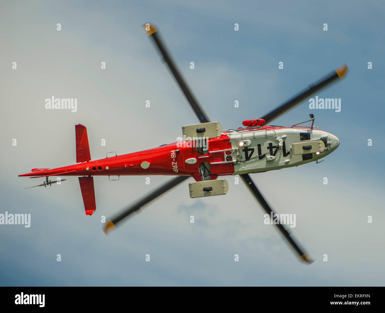Niedrigen Winkel auf der Unterseite eines Hubschraubers in der Luft;  Locarno, Tessin, Schweiz Stockfotografie - Alamy