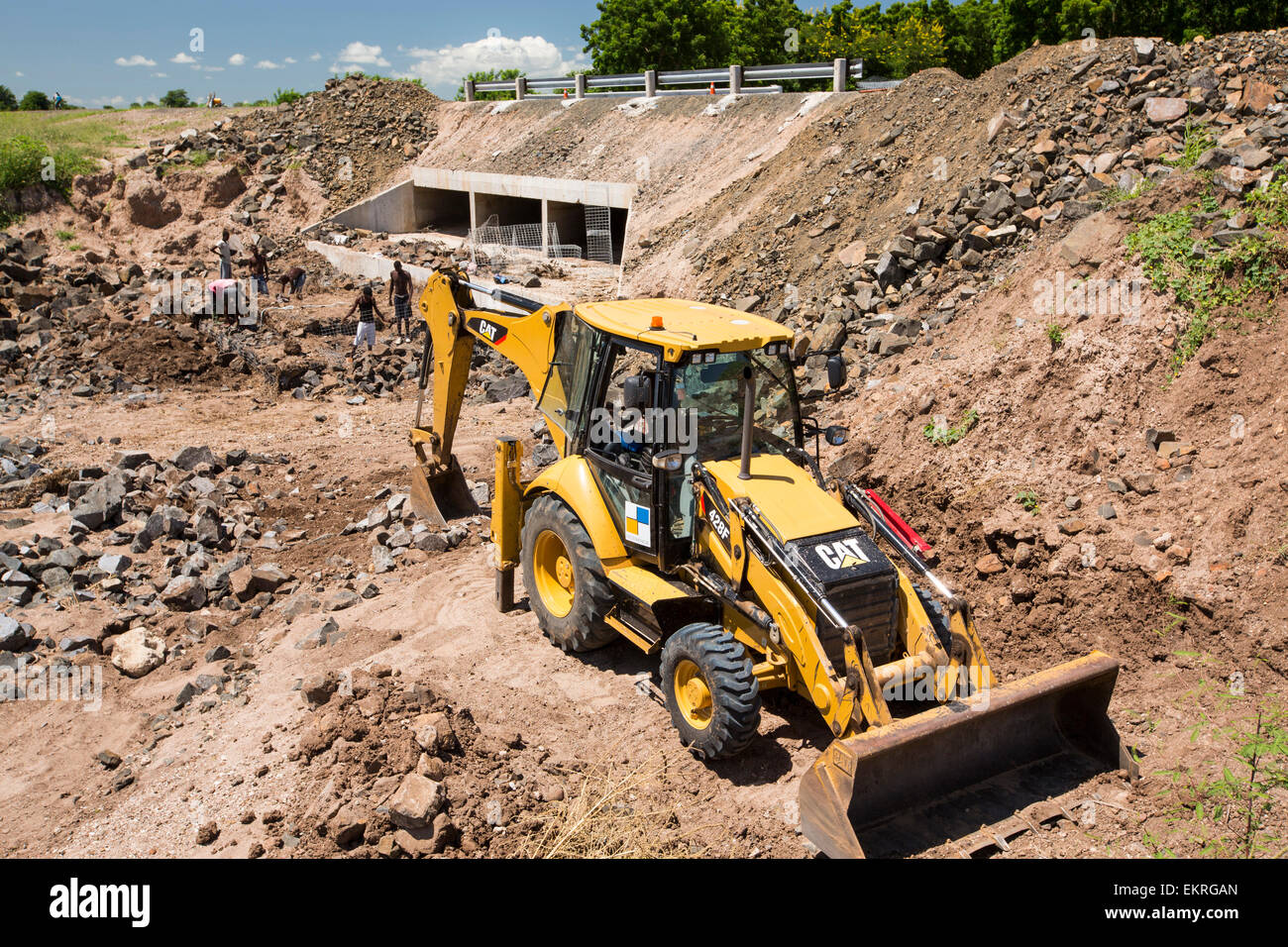 Mitte Januar 2015 ein Zeitraum von drei Tagen der übermäßige regen die kleinen armen afrikanischen Land Malawi beispiellose Überschwemmungen gebracht. Fast ein Viertel von 1 Million Menschen vertrieben, 64.000 Hektar Land verwüstet und mehrere hundert Menschen getötet. Diese Aufnahme zeigt Straßenarbeiter Reparatur Flut Damge mit einer Straßenbrücke in der Nähe von Bangula. Stockfoto
