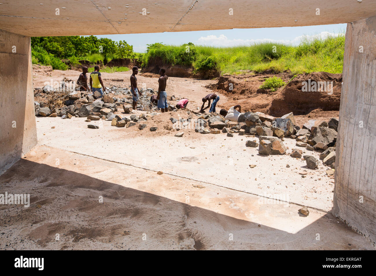 Mitte Januar 2015 ein Zeitraum von drei Tagen der übermäßige regen die kleinen armen afrikanischen Land Malawi beispiellose Überschwemmungen gebracht. Fast ein Viertel von 1 Million Menschen vertrieben, 64.000 Hektar Land verwüstet und mehrere hundert Menschen getötet. Diese Aufnahme zeigt Straßenarbeiter Reparatur Flut Damge mit einer Straßenbrücke in der Nähe von Bangula. Stockfoto