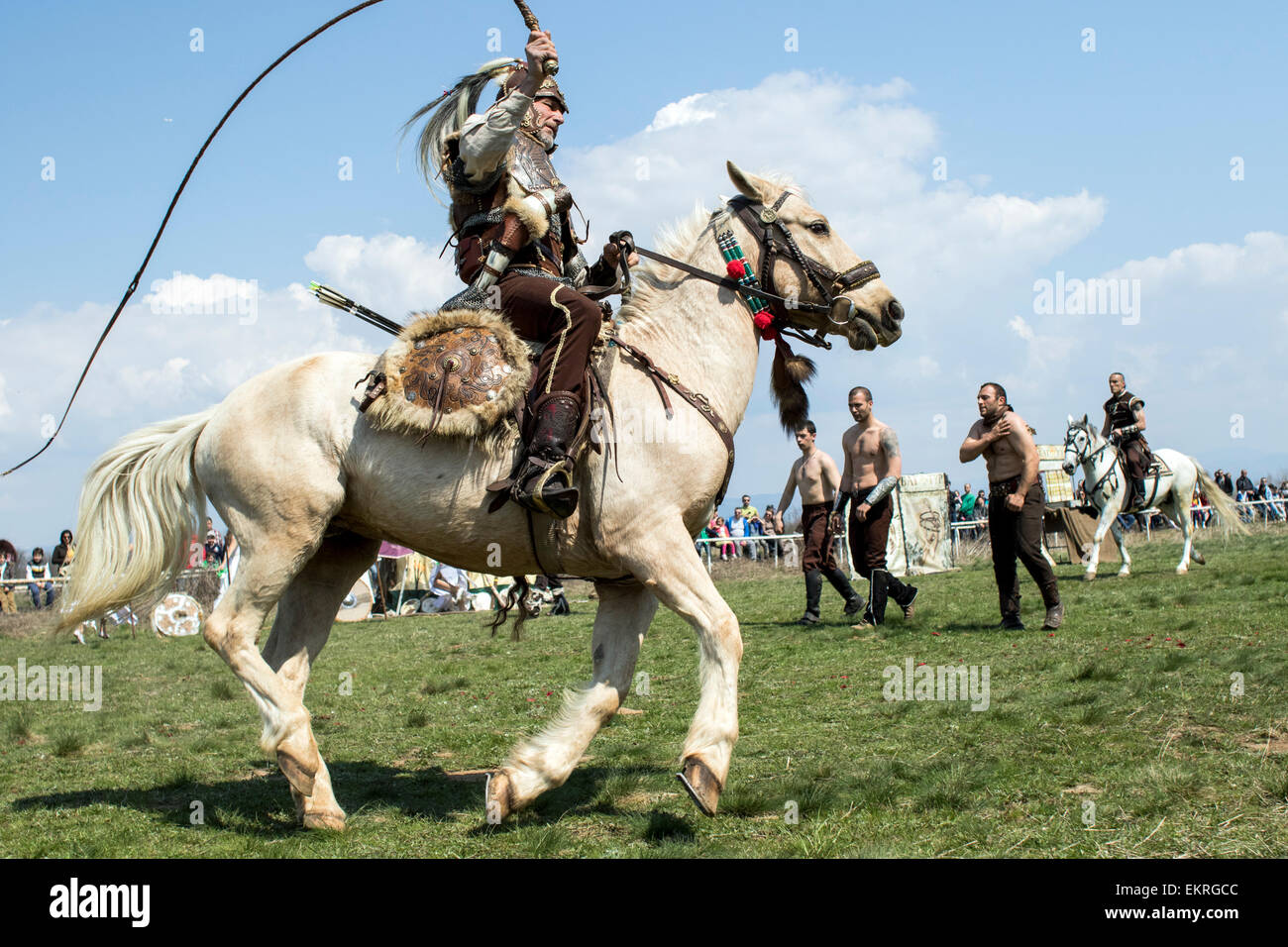 Bankya, Bulgarien. 13. April 2015. Die Bagatur Schule für alten bulgarischen Martial Arts zeigt Kampftechniken und Waffen, Rituale und Tänze der Proto Bulgarians, Thraker und Slawen. Die Aufführung fand auf der nationalen Hippodrom Bankya, in der Nähe von Sofia. Bildnachweis: Hristo Vladev/Pacific Press/Alamy Live-Nachrichten Stockfoto