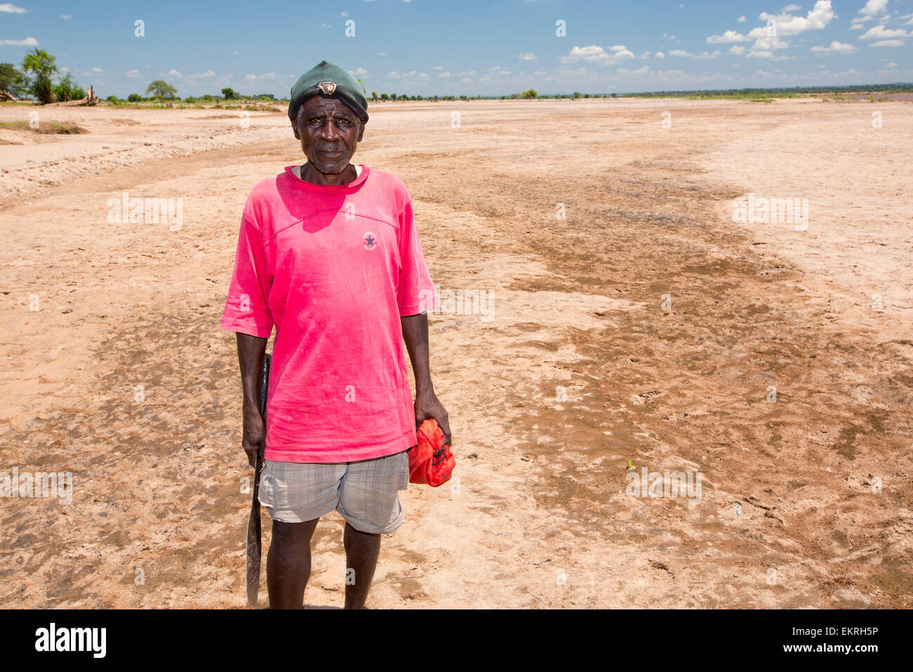 Mitte Januar 2015 ein Zeitraum von drei Tagen der übermäßige regen die kleinen armen afrikanischen Land Malawi beispiellose Überschwemmungen gebracht. Fast ein Viertel von 1 Million Menschen vertrieben, 64.000 Hektar Land verwüstet und mehrere hundert Menschen getötet. Diese Aufnahme zeigt Ackerland, begraben unter Schutt Flut in Chikwawa, mit einem Bauer steht auf seinem verlorenen Ackerland. Stockfoto