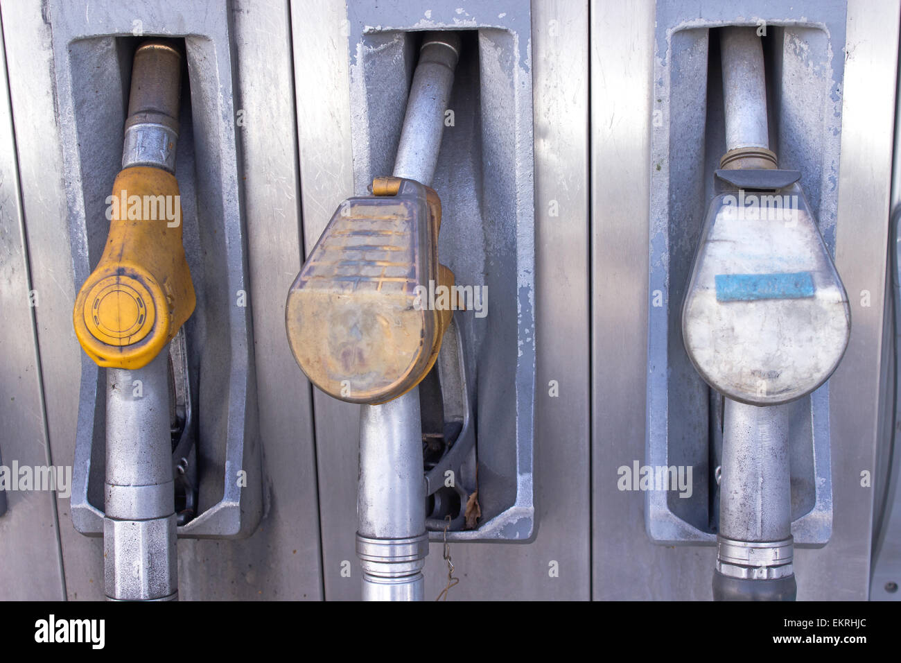 Alte verwendet Pumpe Gasdüsen in Tankstelle Stockfoto