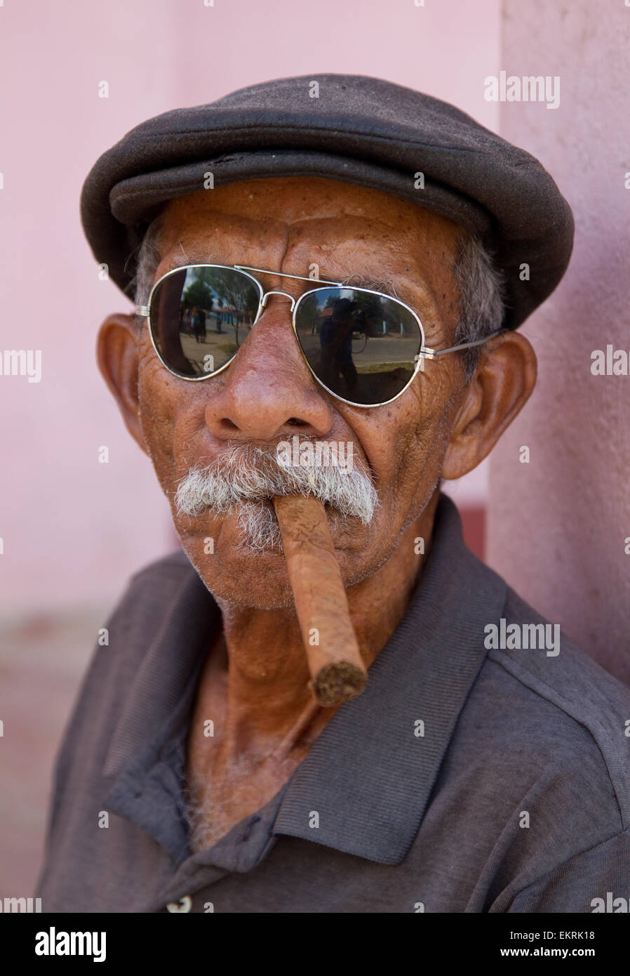 Eine kubanische Mann mit Sonnenbrille, raucht eine Zigarre in Vinales Stockfoto