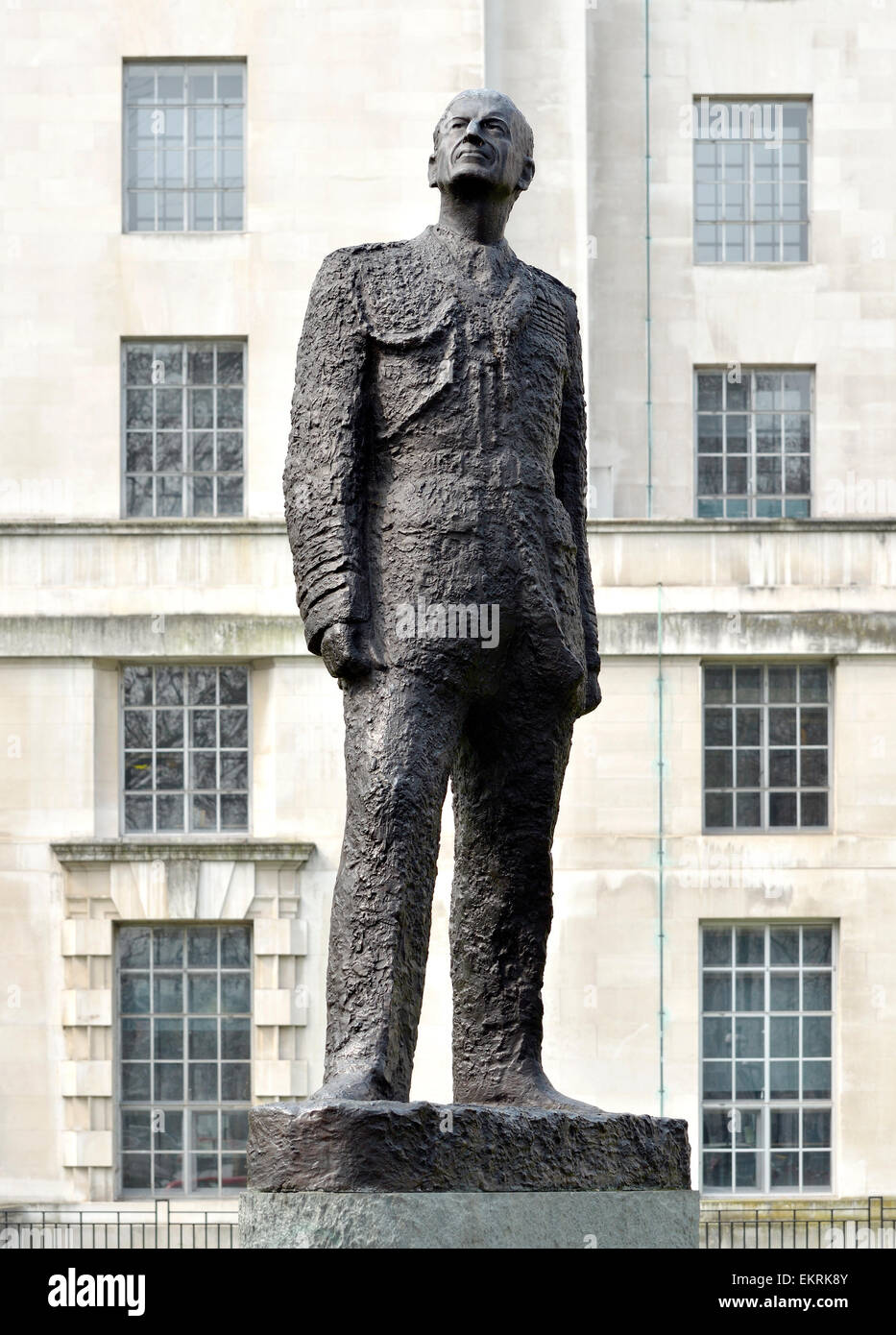 London, England, Vereinigtes Königreich. Statue (Oscar Nemon, 1975) von Charles Portal, 1. Viscount Portal of Hungerford (1893-1971) Stockfoto