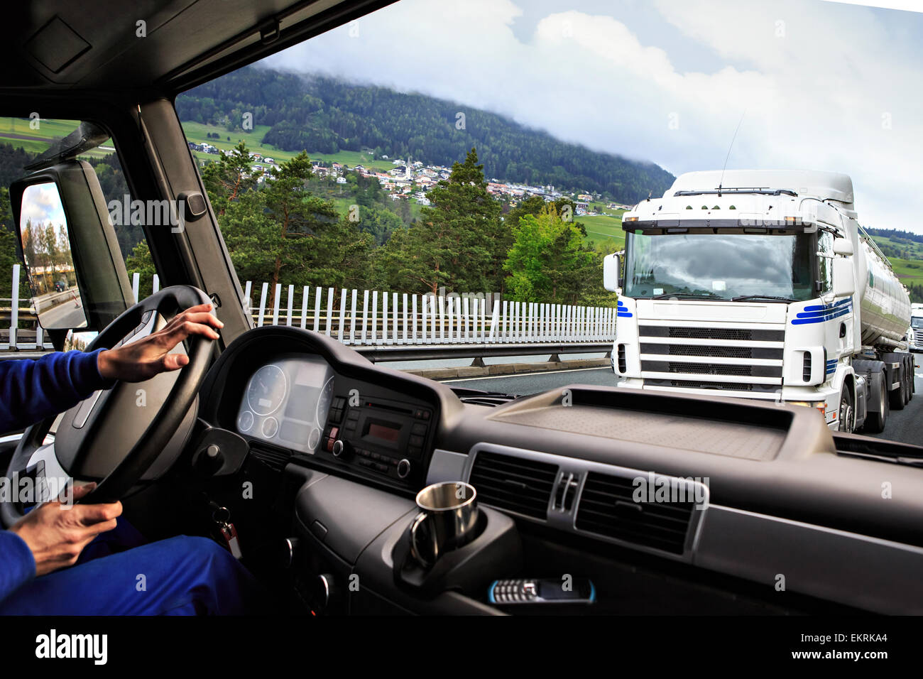 Sicht des Fahrers aus dem Cockpit eines LKW auf der Straße bei Nacht Stockfoto