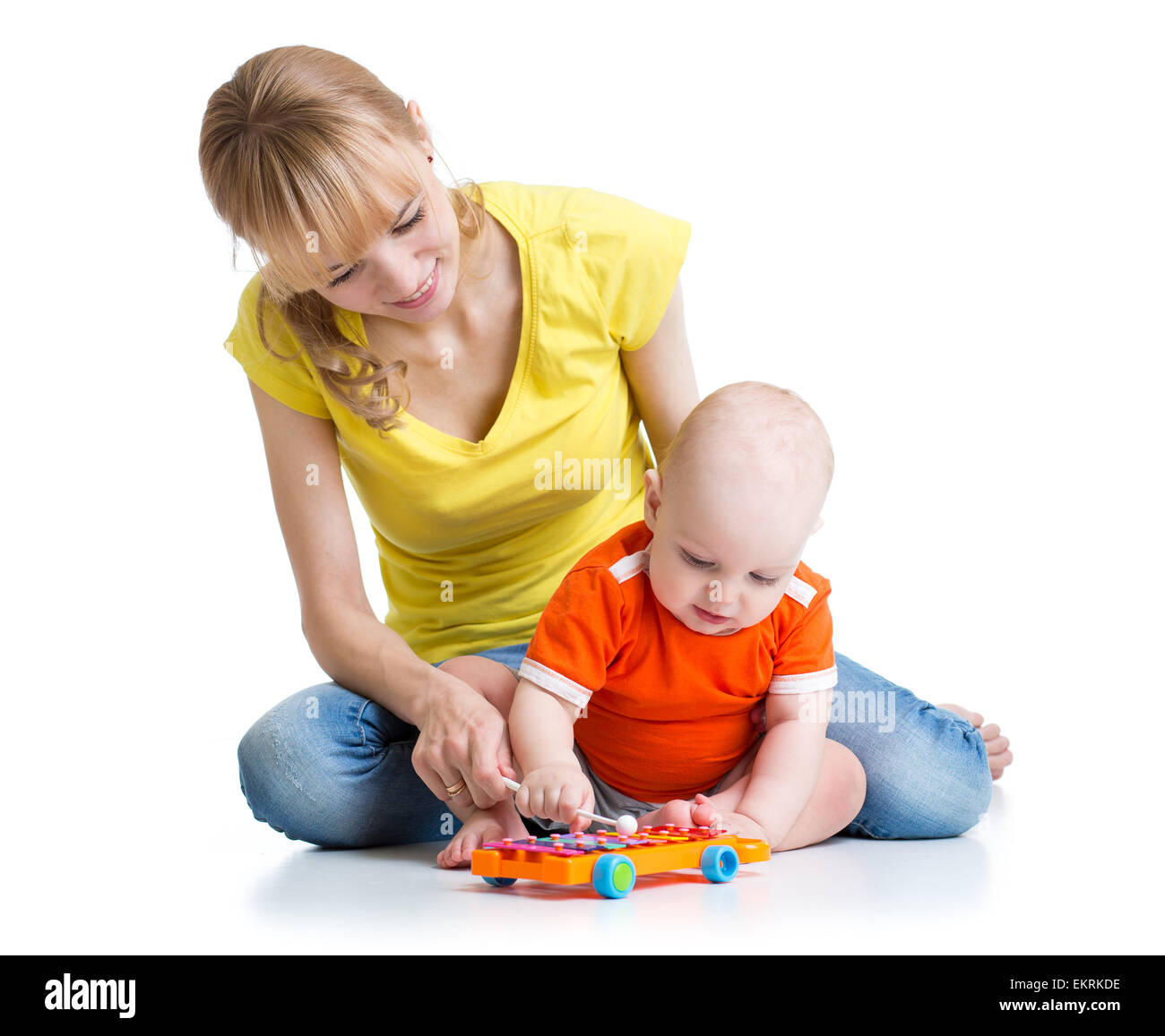 Baby und seine Mutter spielen musikalische Spielzeuge Stockfoto