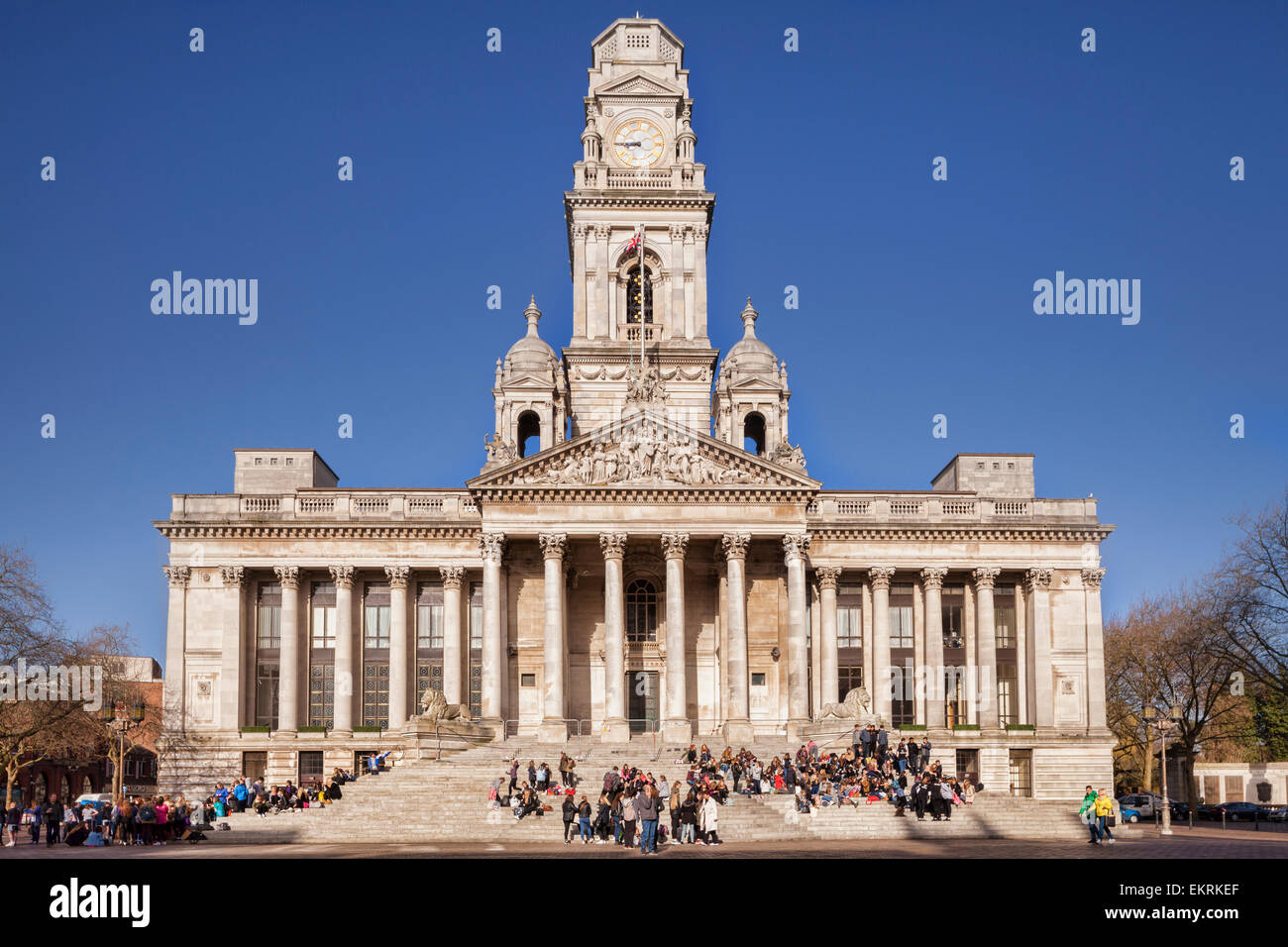 Portsmouth Guildhall, mit Massen von Menschen auf den Stufen. Portsmouth, Hampshire, England. Stockfoto