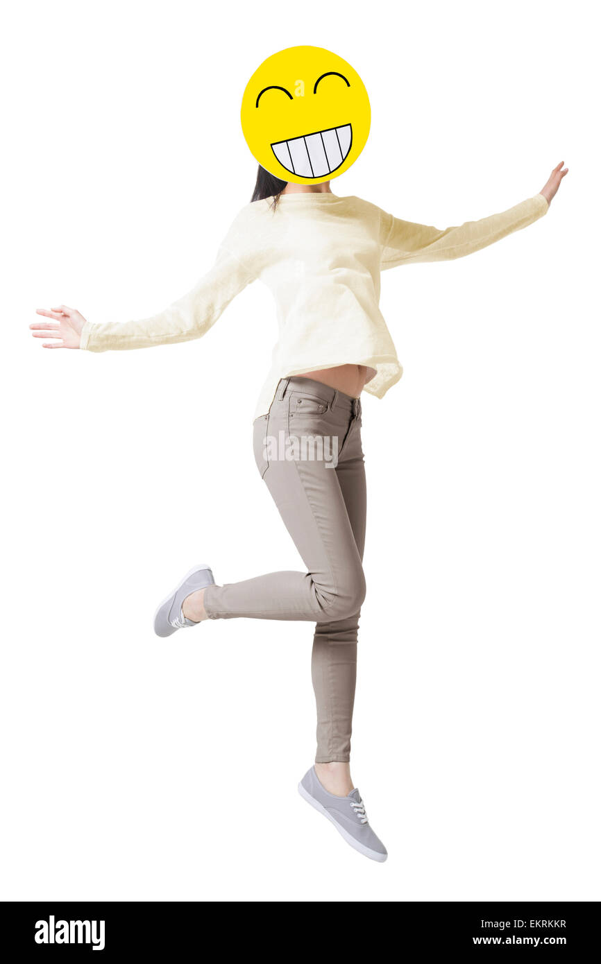 Junge Frau mit einem glücklichen Smiley Gesicht vor ihr Gesicht springen Stockfoto