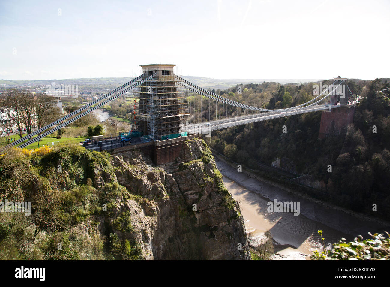 Clifton Suspension Bridge in Bristol. Gerüstbauer Arbeiter tragen Warnschutz orange Overalls stehen auf verschiedenen Ebenen. Stockfoto