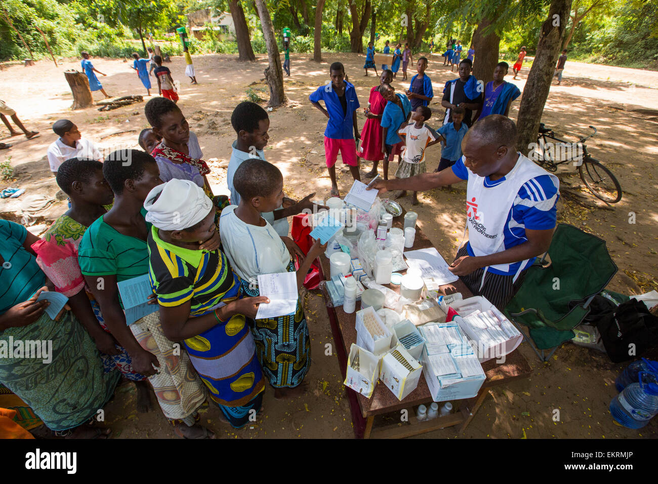 Januar 2015 sah einen Zeitraum von drei Tagen der übermäßige regen die kleinen armen afrikanischen Land Malawi beispiellose Überschwemmungen gebracht. Fast ein Viertel von 1 Million Menschen vertrieben, 64.000 Hektar Land verwüstet und mehrere hundert Menschen getötet. Diese Aufnahme zeigt A Medizin Sans Frontieres Klinik in Makhanga Menschen vor Ort, die viele von denen haben jetzt Malaria, durch das Austrocknen Hochwasser bietet ideale Brutstätten für Moskitos Malaria Behandlung Medikamente bereitzustellen. Stockfoto