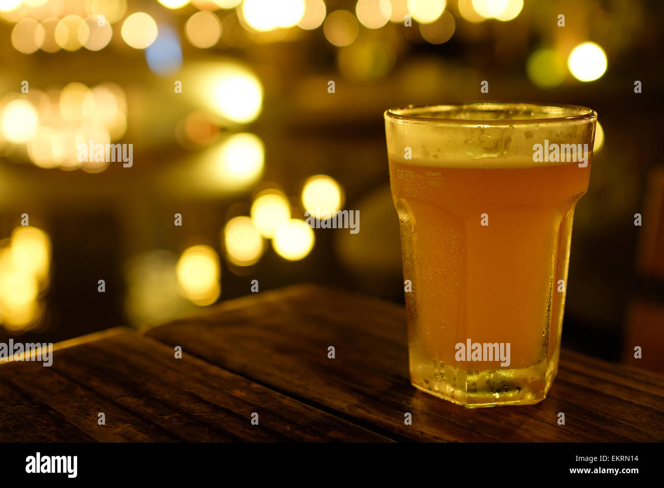 Glas Bier im restaurant Stockfoto