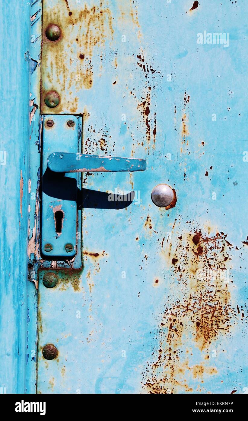 Alte Tür Griff abblätternde Farbe hautnah Stockfoto