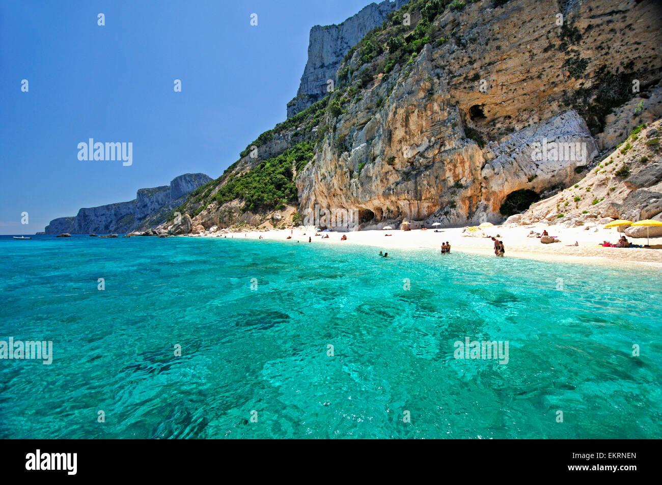 Baunei, Sardinien, Italien, 6/2012.Clear Wasser Meer und Touristen am Strand von Cala Gabbiani, in der Nähe von Cala Mariolu entlang der berühmten Golf von Orosei Stockfoto