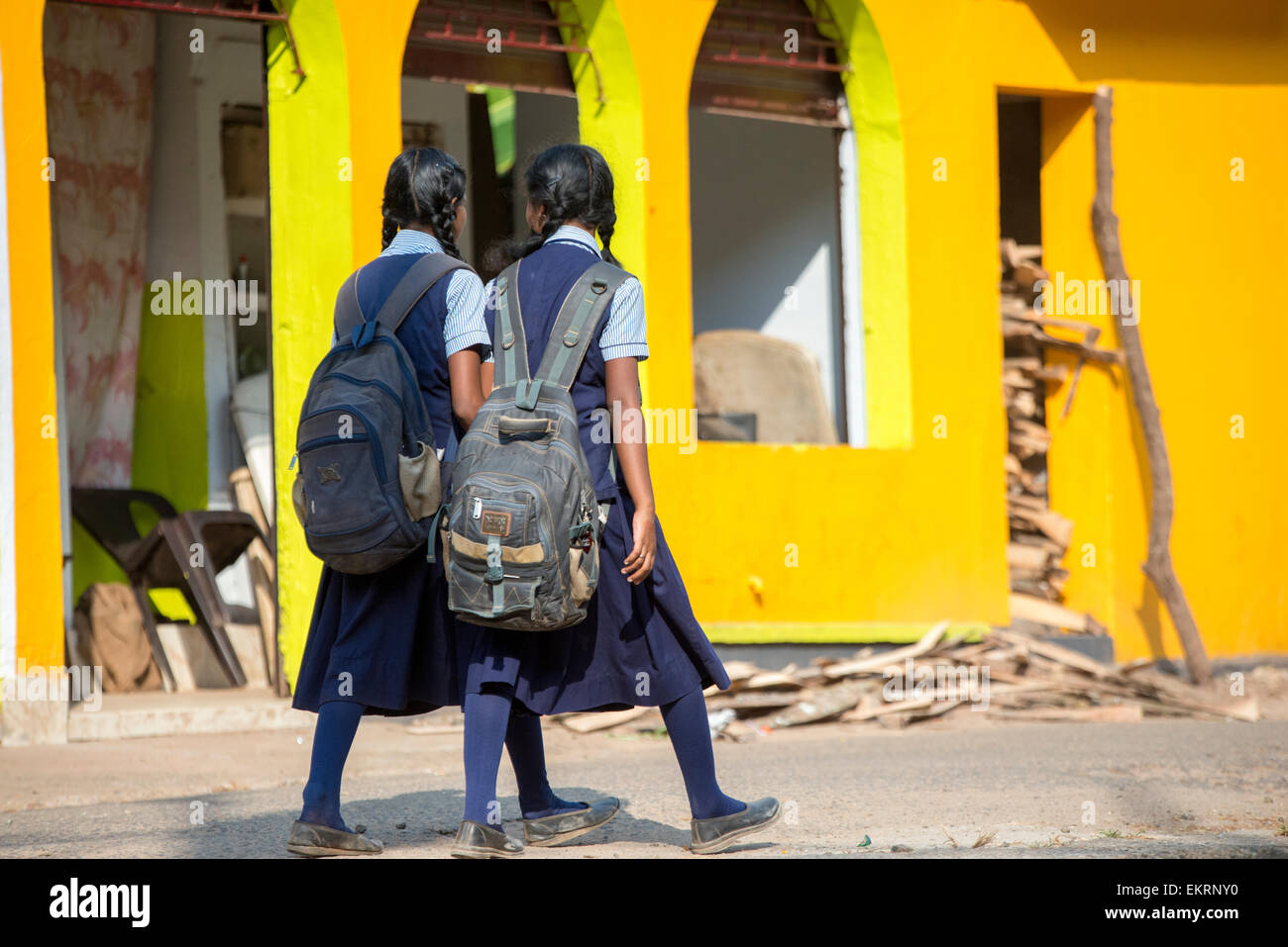 Mädchen auf dem Weg zur Schule entlang den Ufern der Backwaters Kumarakom, Kerala Indien Stockfoto