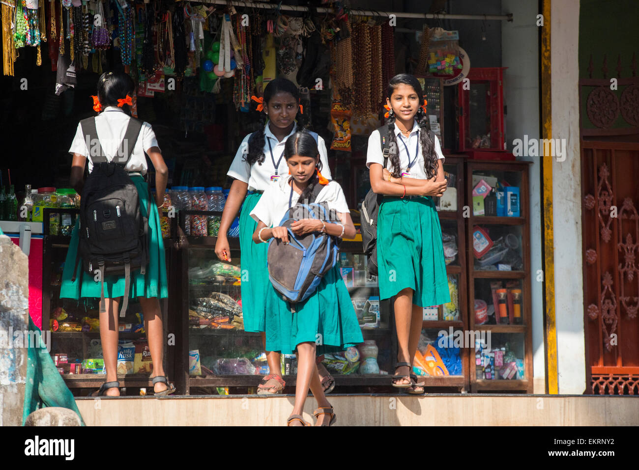 Mädchen auf dem Weg zur Schule entlang den Ufern der Backwaters Kumarakom, Kerala Indien Stockfoto