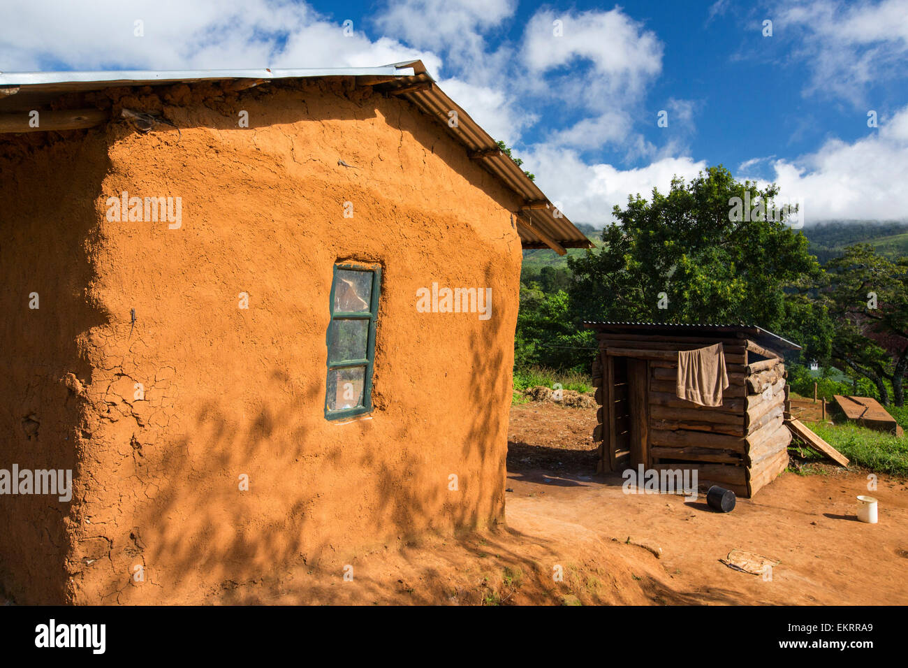 Malawi ist eines der ärmsten Länder der Welt, viele Menschen leben noch in traditionellen Lehmhäuser Hütte, diesein ist auf dem Zomba Plateau. Stockfoto