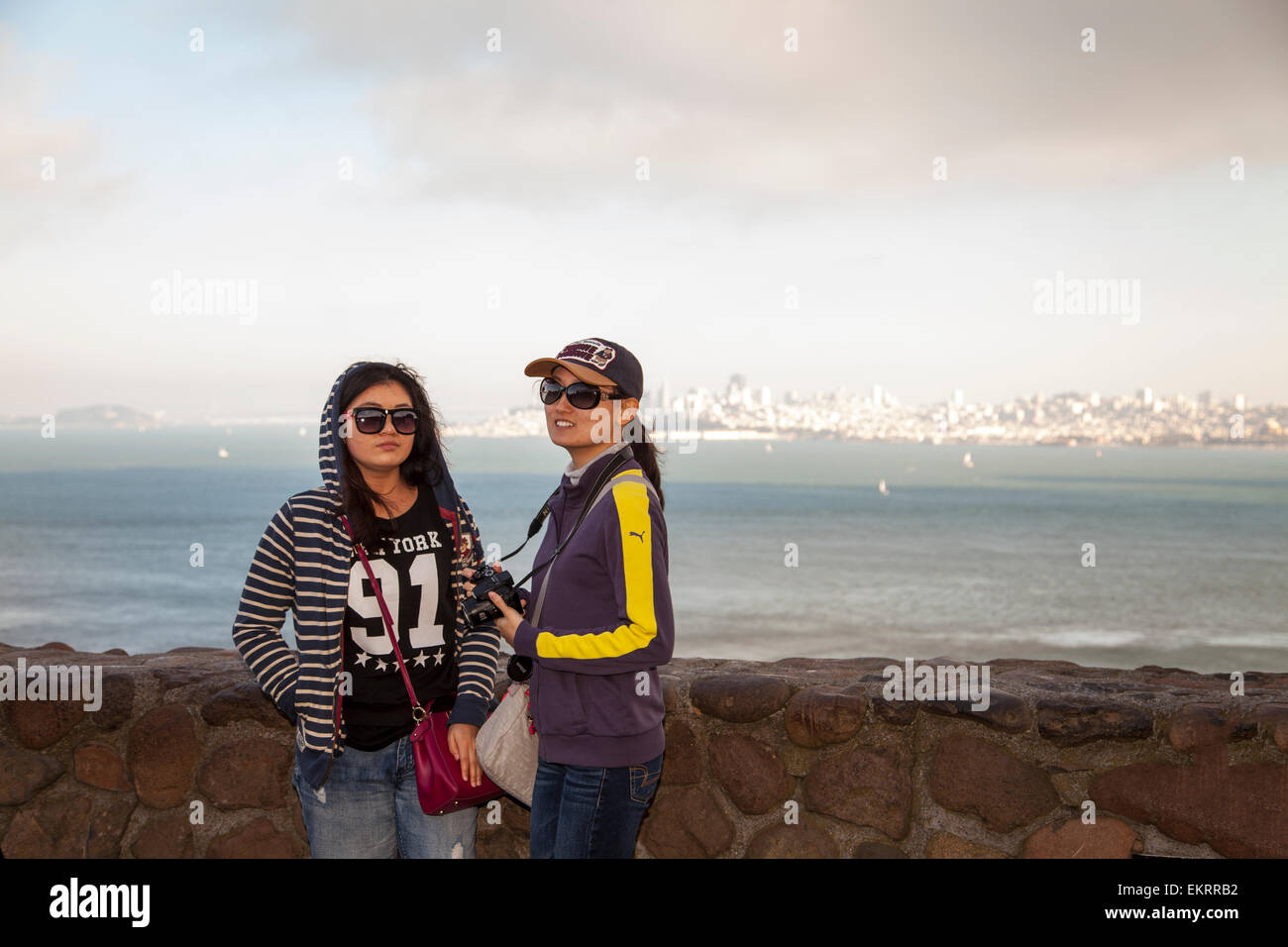 Touristen posieren für ein Foto am Aussichtspunkt, Sausalito, Kalifornien, USA. Stockfoto