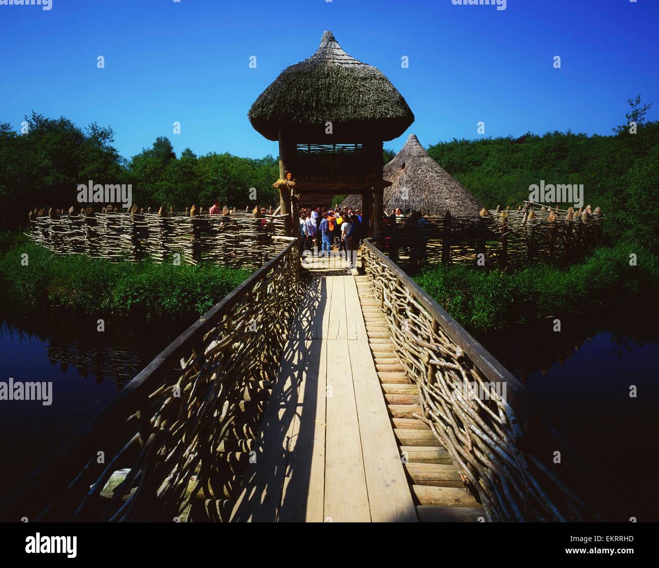 Co Clare, Irland; Touristen auf das Craggaunowen-Projekt Stockfoto