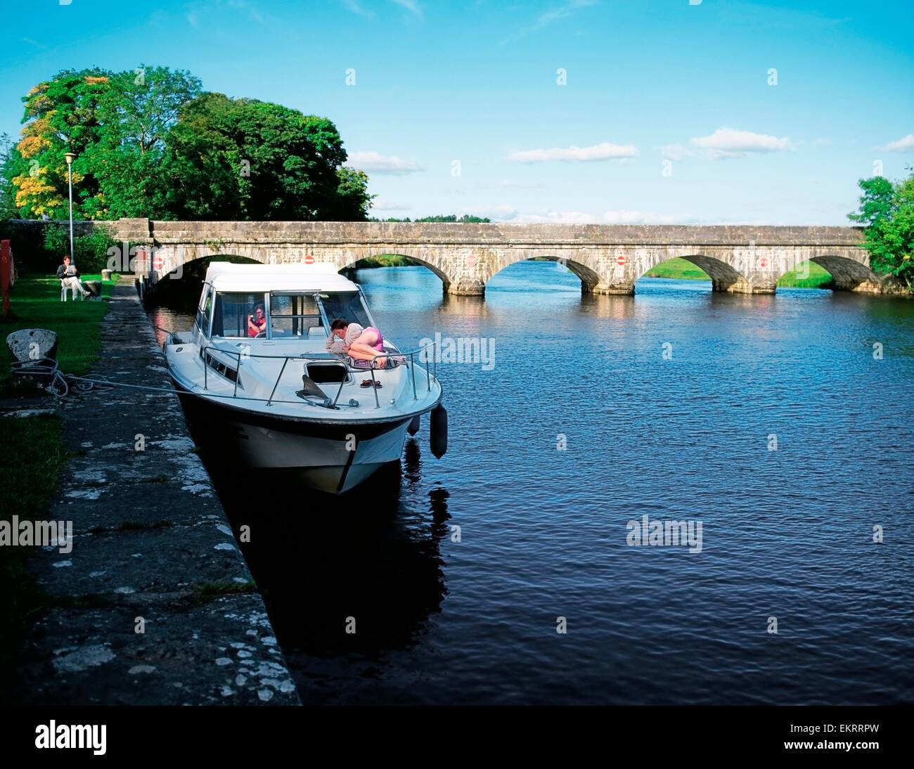 Drumsna, Fluss Shannon, Co. Leitrim, Irland; Boot und Brücke am Fluss Stockfoto