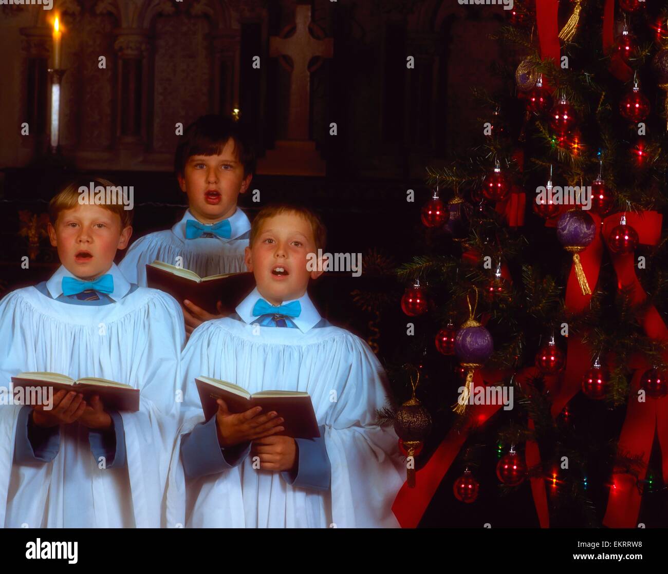 Sängerknaben, St. Patricks Kathedrale, Dublin, Co. Dublin, Irland; Knabenchor In Kirche aus dem 12. Jahrhundert zu Weihnachten Stockfoto