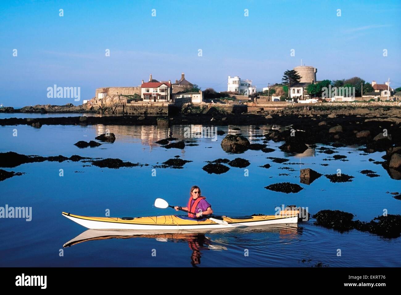 Sandycove, Co Dublin, Irland; Kajak mit dem James Joyce Tower und das Museum In der Ferne Stockfoto