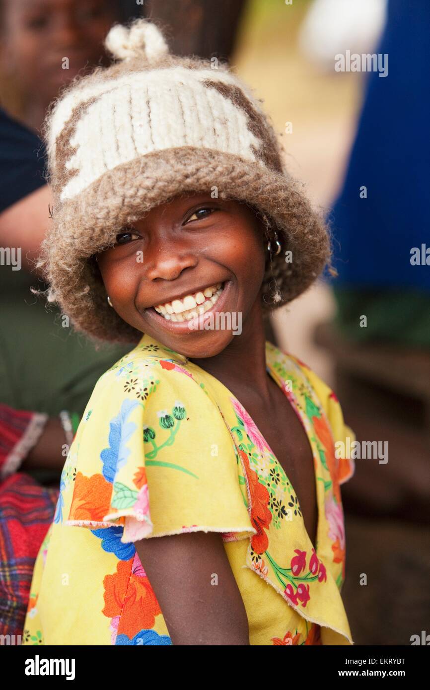 Ein Kind mit einem breiten Grinsen ein Winter-Mütze tragen; Manica, Mosambik, Afrika Stockfoto