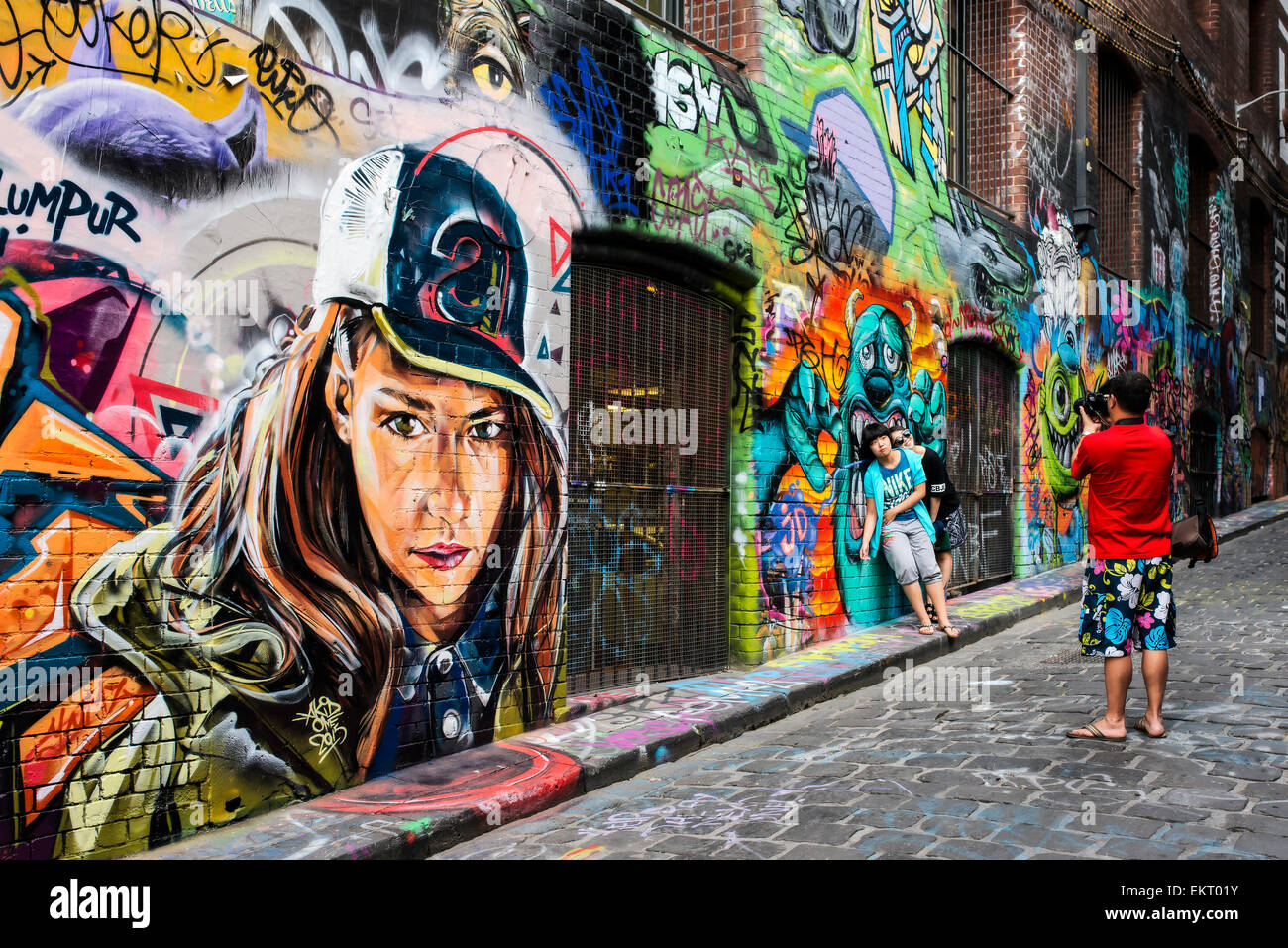 Touristen-Pose für Schnappschüsse in Melbournes Hosier Lane ist eine berühmte Wahrzeichen wo legale Straßenkunst die Wände schmückt. Stockfoto