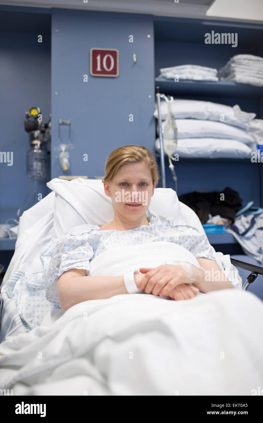 Frau In einem Krankenhausbett Zimmer erholt; Winnipeg, Manitoba, Kanada Stockfoto