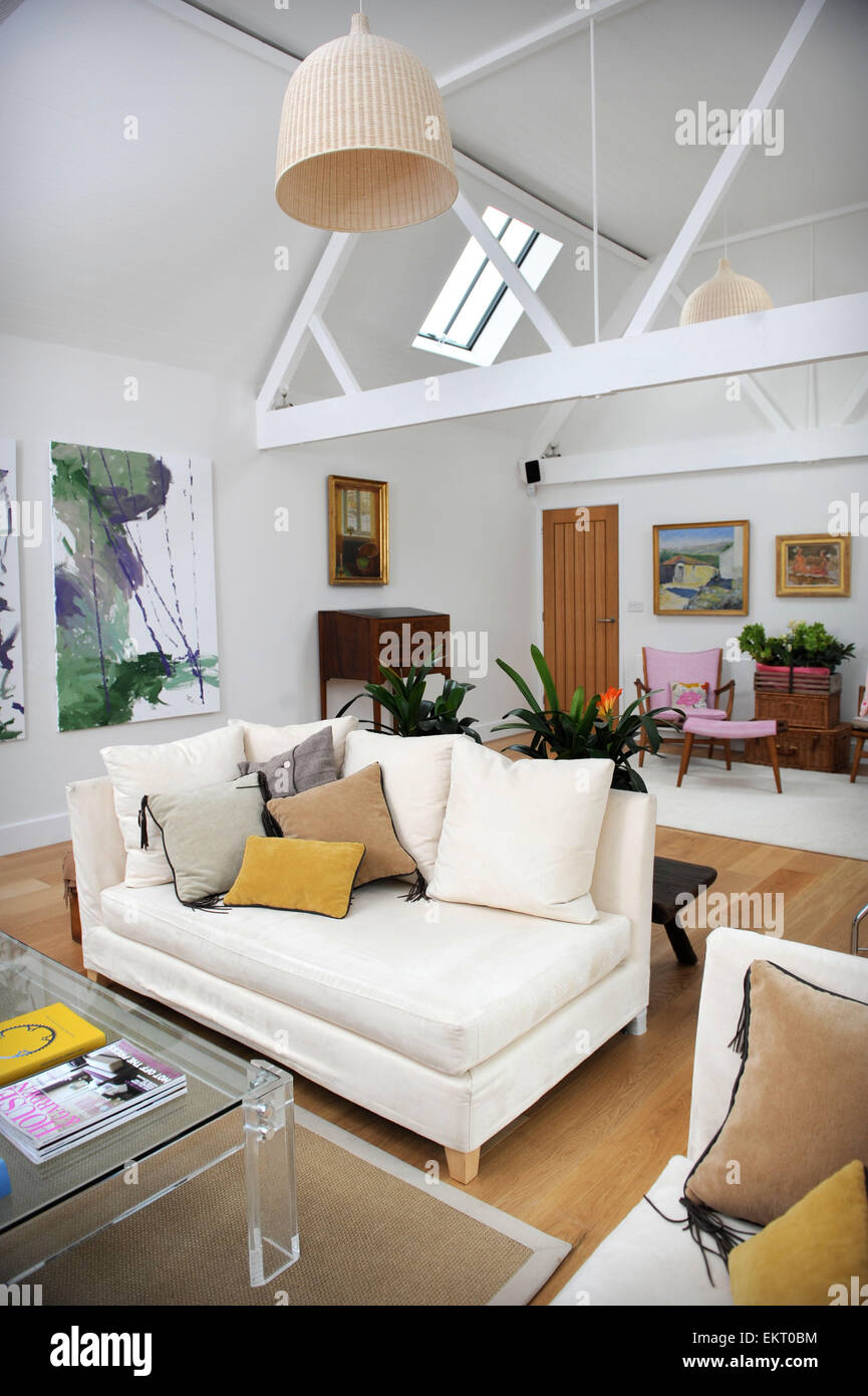 Wohnzimmer einer modernen Scheune Konvertierung, Gloucestershire UK Stockfoto