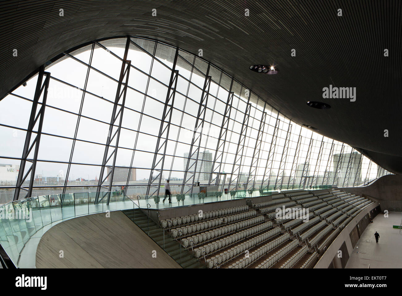 Ostseite des Aquatics Center mit großen Glasfenster, die durch die zusätzliche Sitzgelegenheiten abgedeckt worden war. London 2012 Aquatics Centr Stockfoto