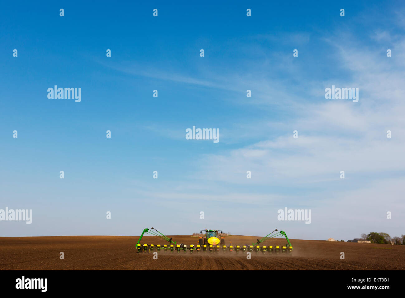 Landwirtschaft - ein John Deere Traktor und 24-reihig Pflanzer Pflanzen Mais in einem riesigen konventionell bebaute Feld / Minnesota, USA. Stockfoto