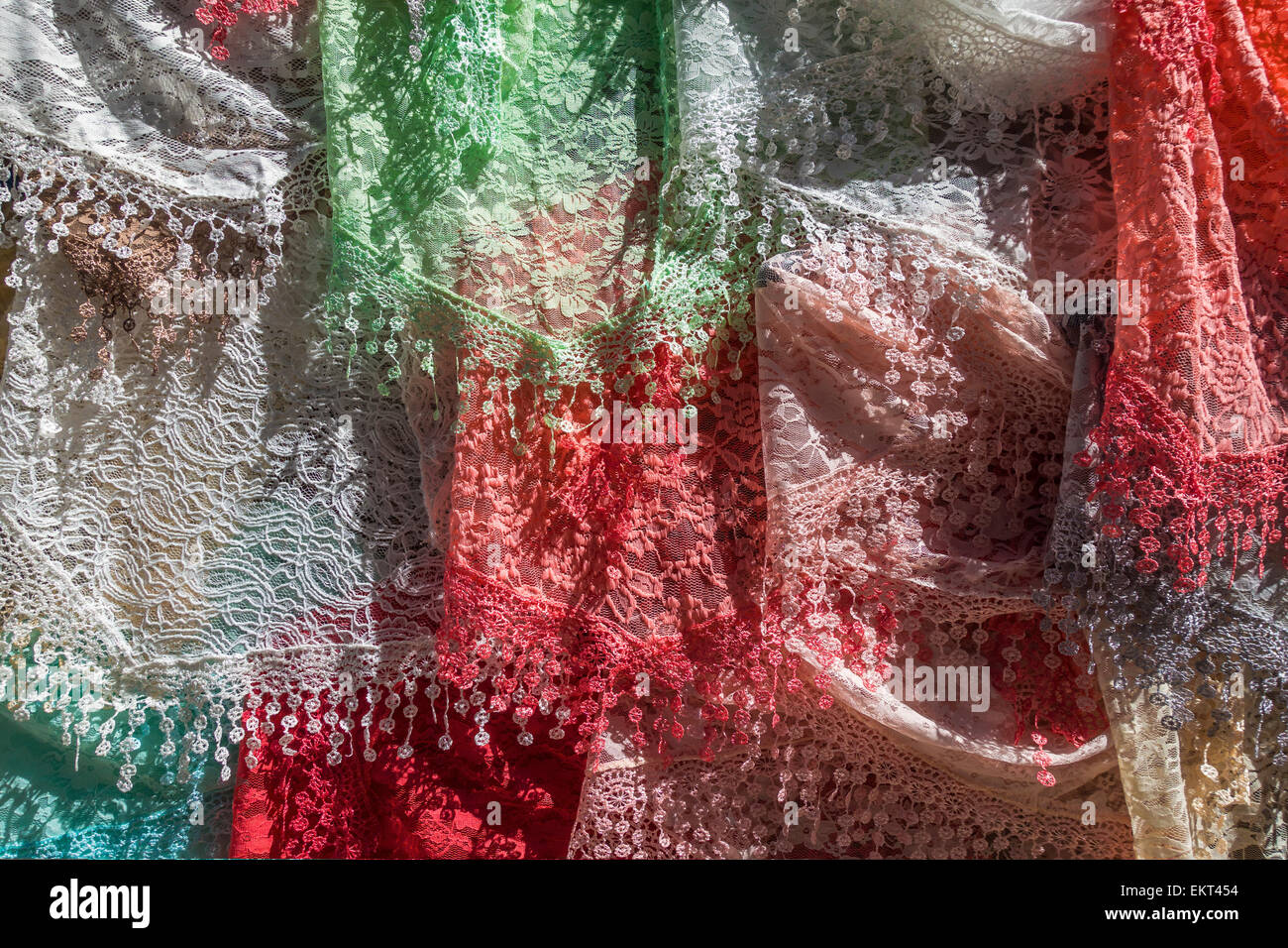Spitze Lacey Schals farbigen Materialien Stockfoto