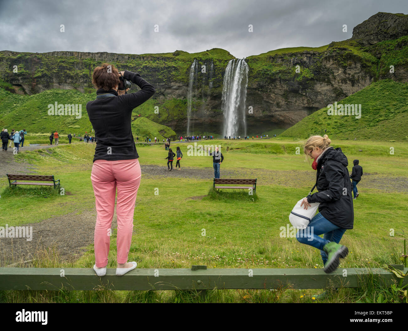 Fotografieren am Wasserfall Seljalandsfoss, Island Stockfoto