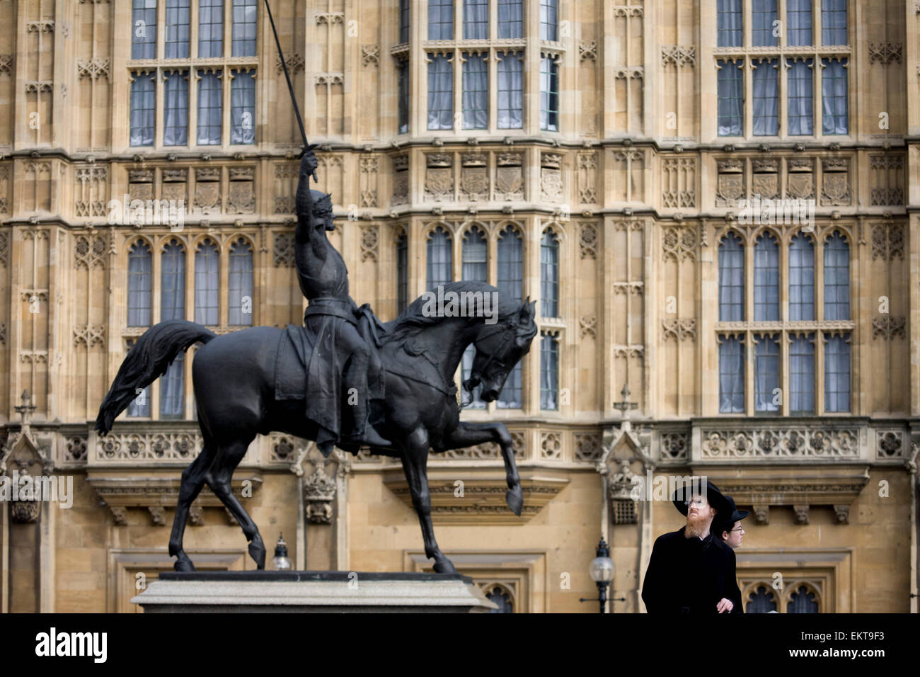 Orthodoxe jüdische Männer mit der Statue von König Richard 1. während des Besuchs der Außenseite des britischen Parlaments in Westminster, London. Richard Coeur de Lion ist eine Denkmalgeschützte Reiterstatue des 12. Jahrhundert englische Monarchen Richard i., genannt Richard Löwenherz, regierte von 1189 – 99. Es steht auf einem Granitsockel in Old Palace Yard außerhalb des Palace of Westminster, nach Süden in Richtung Eingang des House Of Lords. Sie entstand durch Baron Carlo Marochetti, Stockfoto