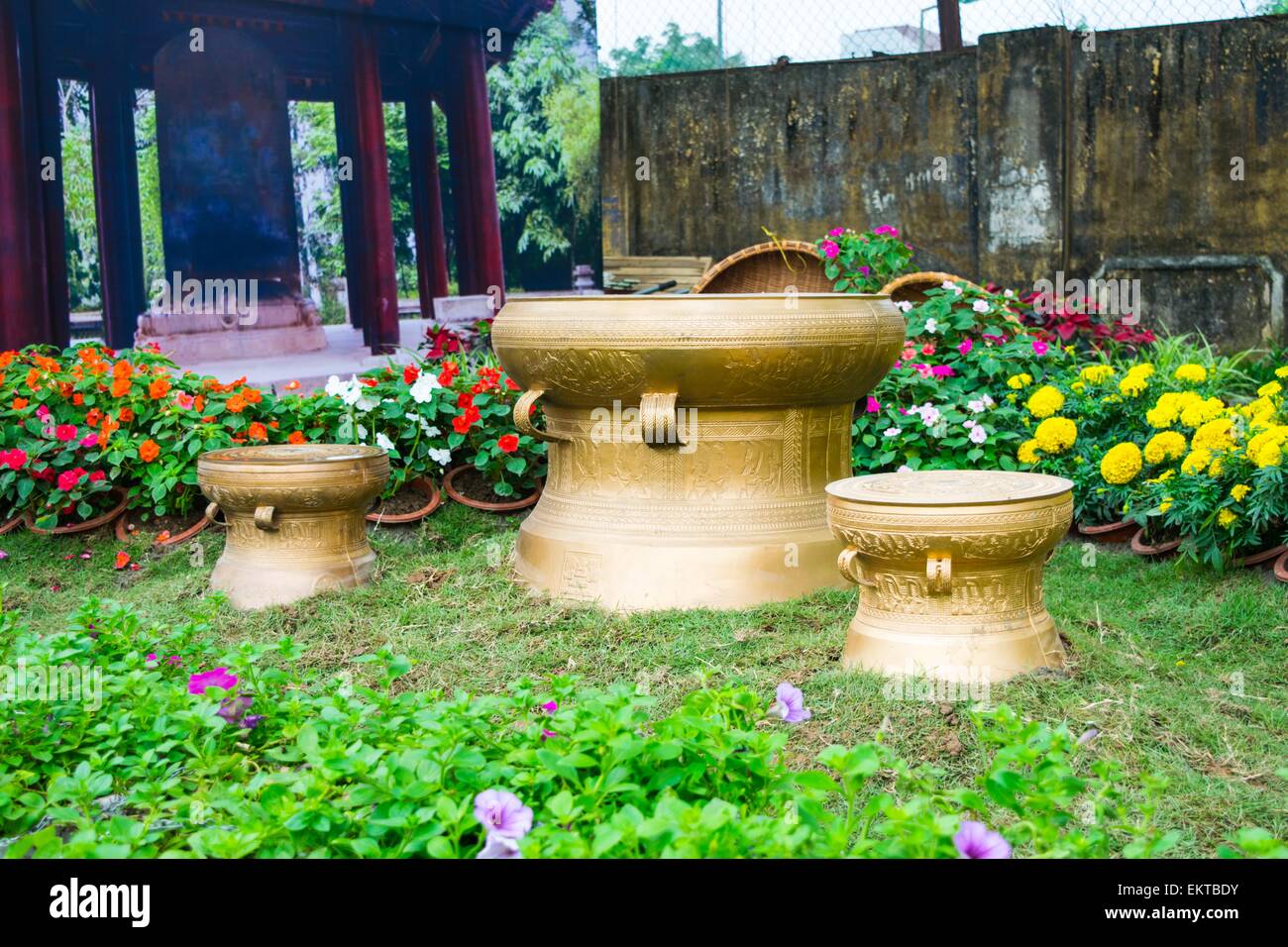 Material Bronze Trommeln auf dem Rasen in Vietnamesisch Stockfoto